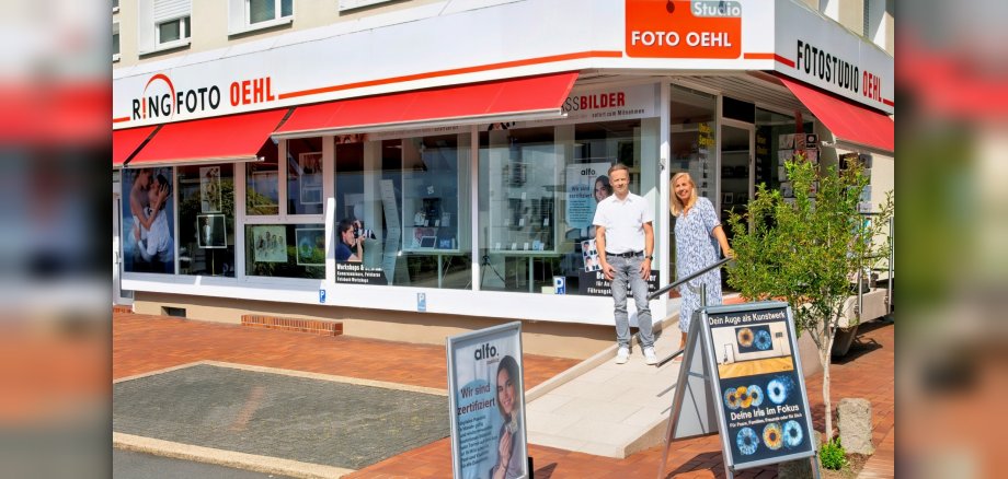 Auf dem Bild: Erster Beigeordneter Marco Dörner und Fotografin Claudia Oehl