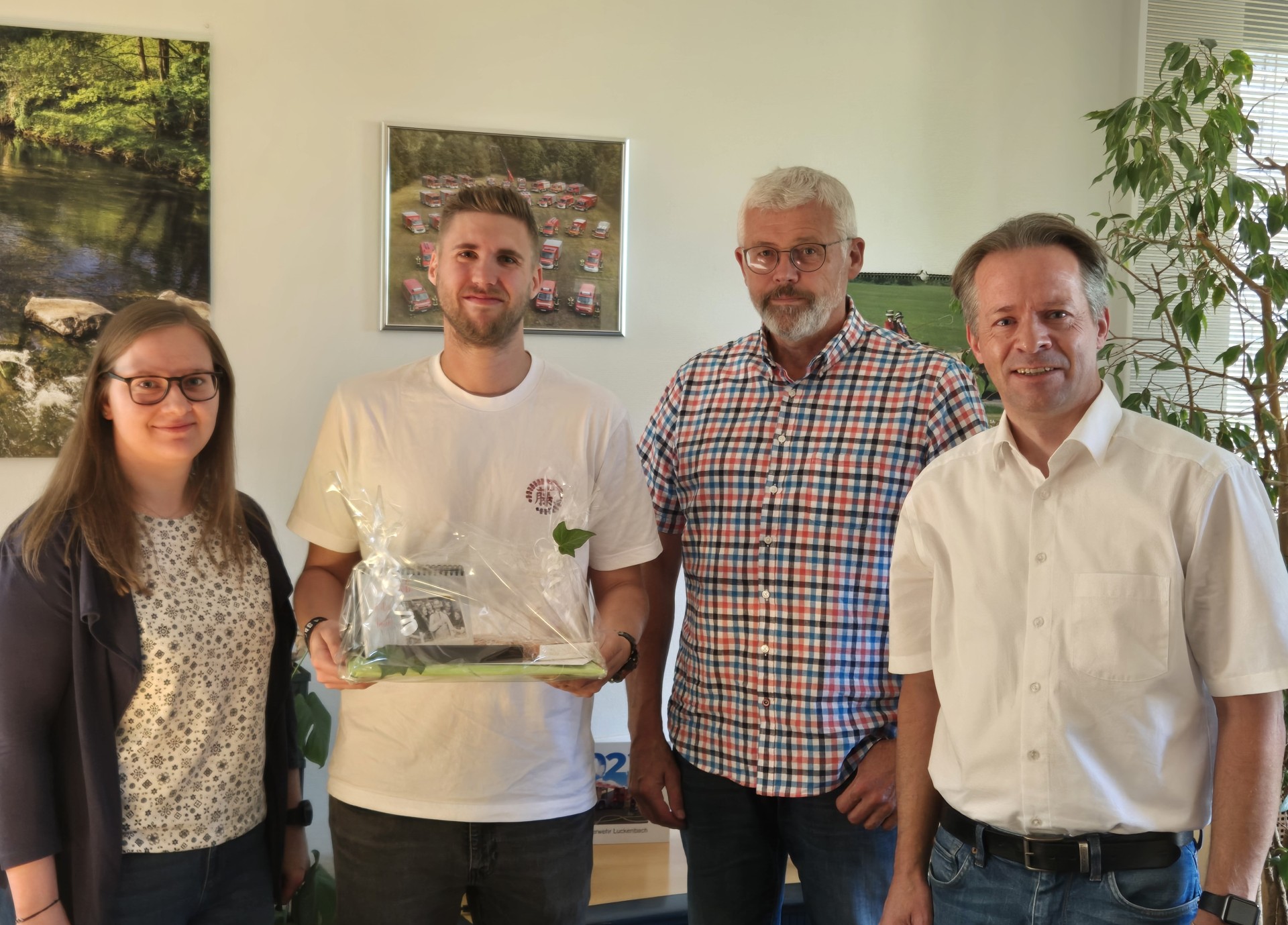 Erster Beigeordneter Marco Dörner, Büroleiter Rainer Schütz und stellvertretende Personalratsvorsitzende Jacqueline Velten (v. rechts) gratulieren Jan-Eric Schneider (2. v. l.) zur bestandenen Prüfung.