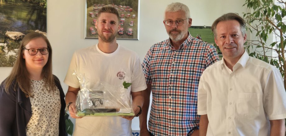 Erster Beigeordneter Marco Dörner, Büroleiter Rainer Schütz und stellvertretende Personalratsvorsitzende Jacqueline Velten (v. rechts) gratulieren Jan-Eric Schneider (2. v. l.) zur bestandenen Prüfung.