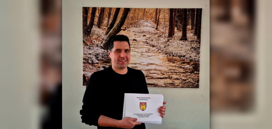 Kämmerer Florian Hoffmann freut sich über das positive Votum des Verbandsgemeinderates zum Haushalt 2026.