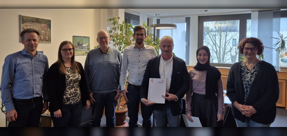 v.l.n.r. Erster Beigeordneter Marco Dörner, Jacqueline Velten, Markus Boll, Werkleiter Thomas Welters, Torsten Löhr, Süeda Aydin, Bürgermeisterin Gabriele Greis