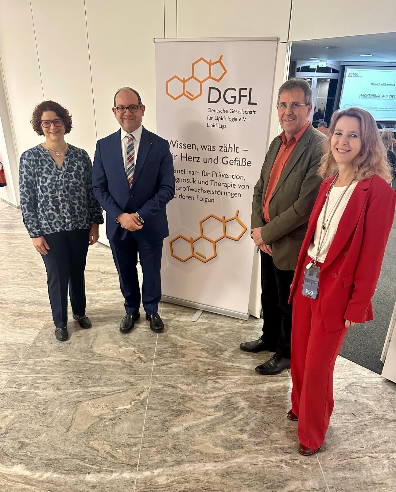 Bürgermeisterin Gabriele Greis sowie D. (univ. Alep) Hazem Zakri (Ärztlicher Direktor: Standort Hachenburg), Jürgen Ecker (Kaufmännischer Direktor: Standort Hachenburg) und Dr. Ulrike von der Osten-Sacken (Chefärztin Neurologie: Standort Selters) vom Evangelischen Krankenhauses Dierdorf/Selters, freuen sich über die erfolgreiche Netzwerkveranstaltung (v. l. n. r.).