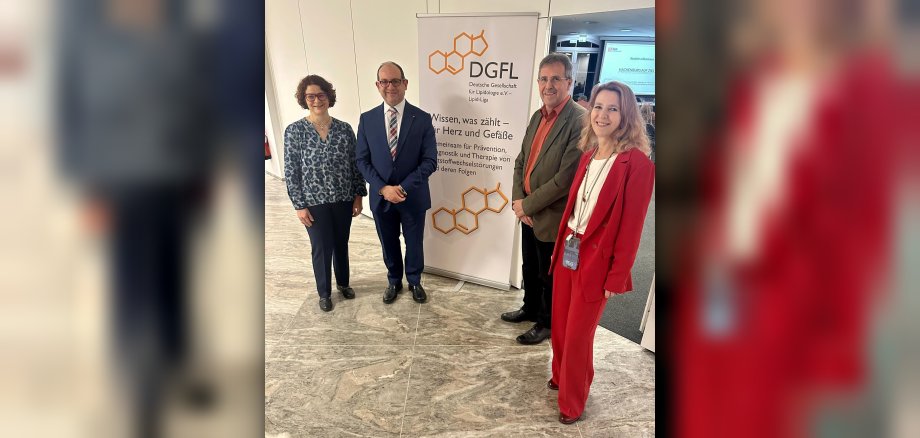 Bürgermeisterin Gabriele Greis sowie D. (univ. Alep) Hazem Zakri (Ärztlicher Direktor: Standort Hachenburg), Jürgen Ecker (Kaufmännischer Direktor: Standort Hachenburg) und Dr. Ulrike von der Osten-Sacken (Chefärztin Neurologie: Standort Selters) vom Evangelischen Krankenhauses Dierdorf/Selters, freuen sich über die erfolgreiche Netzwerkveranstaltung (v. l. n. r.).