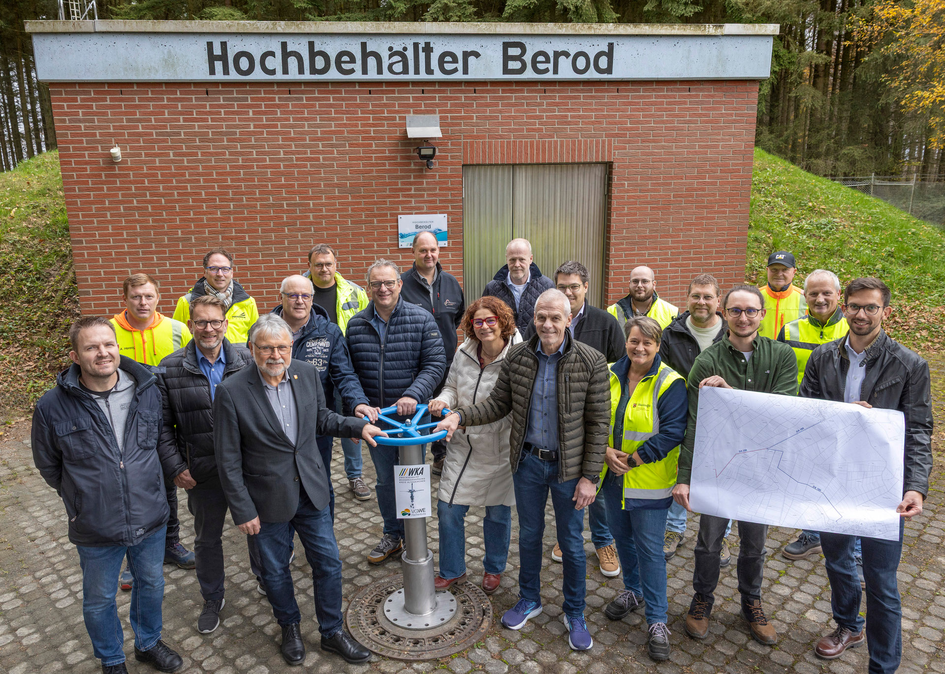 Gruppenbild vor dem Hochbehälter Berod