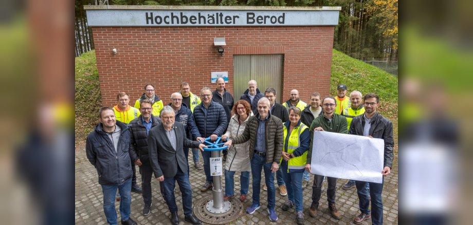 Gruppenbild vor dem Hochbehälter Berod