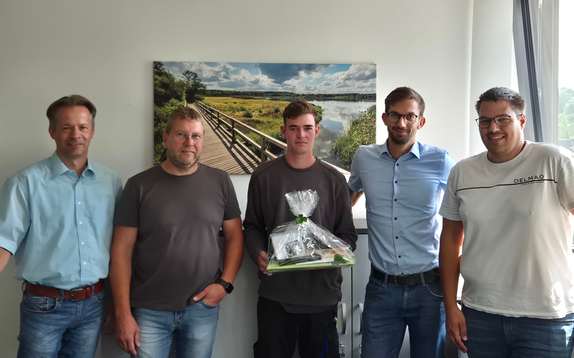 Erster Beigeordneter Marco Dörner, Wassermeister Klaus Pfeifer, Werkleiter Thomas Welters und Personalratsvorsitzender Tim Hörter (v. l. n. r.) gratulieren Marlon Burbach (mitte) zur erfolgreich bestandenen Prüfung.