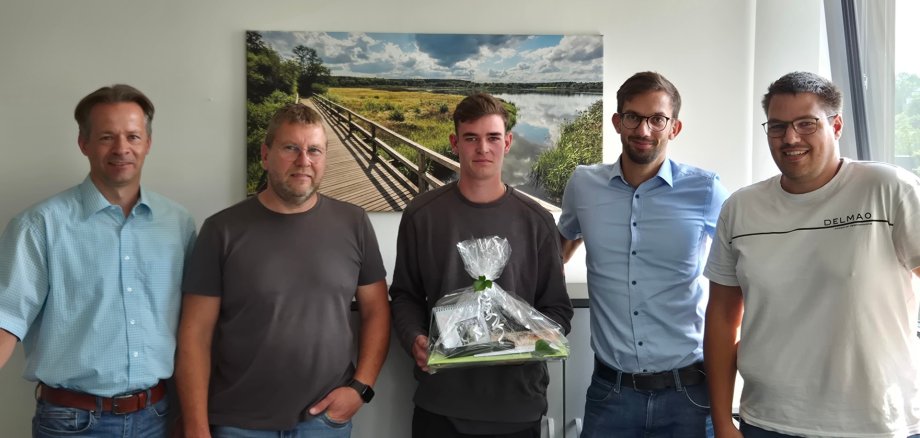Erster Beigeordneter Marco Dörner, Wassermeister Klaus Pfeifer, Werkleiter Thomas Welters und Personalratsvorsitzender Tim Hörter (v. l. n. r.) gratulieren Marlon Burbach (mitte) zur erfolgreich bestandenen Prüfung.