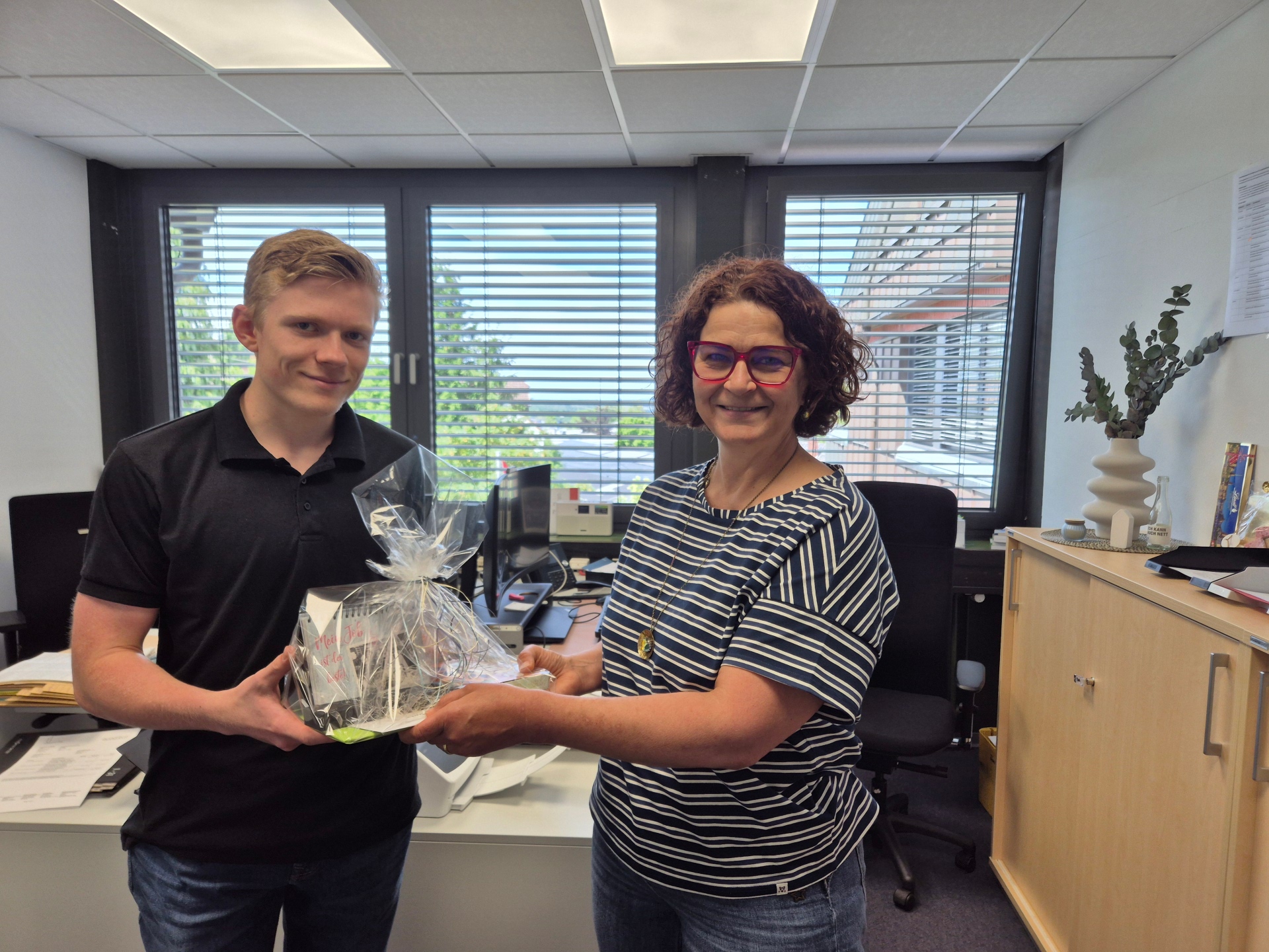 Foto von Verwaltungswirt Alessandro Baldus und Bürgermeisterin Gabriele Greis