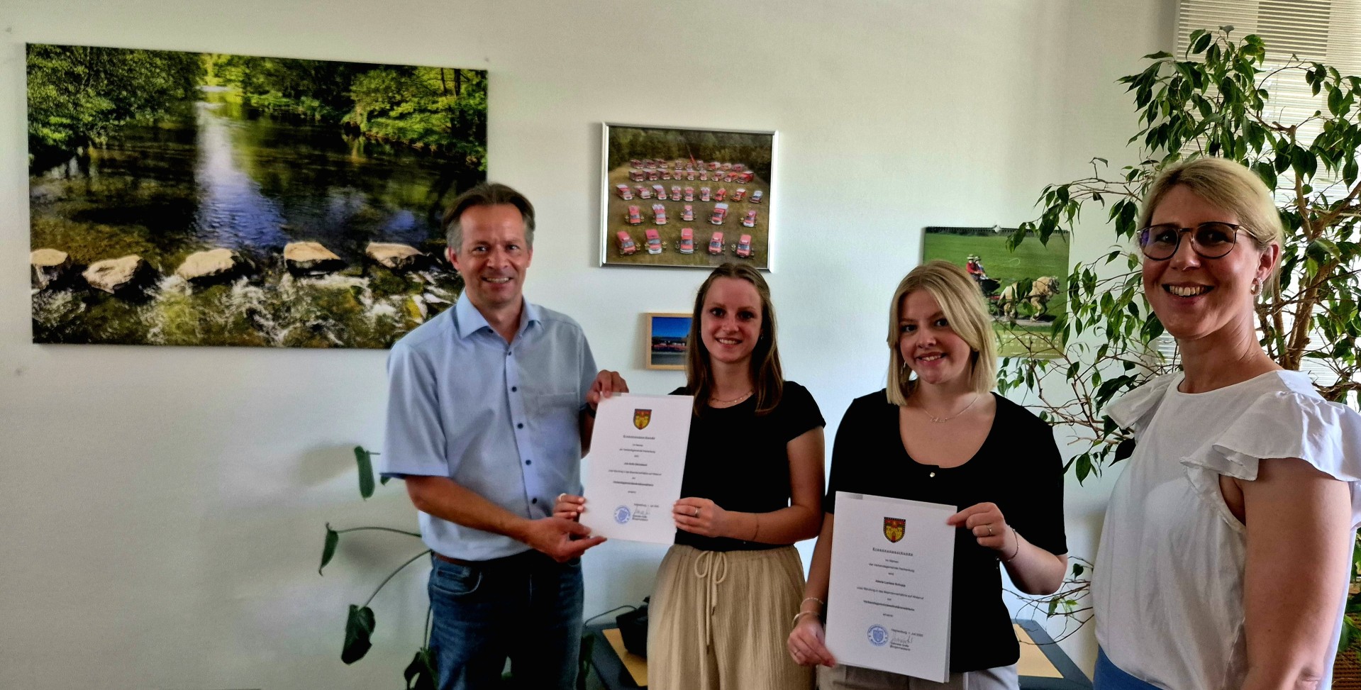 v.l.n.r. Erster Beigeordneter Marco Dörner, Jule Steinebach, Alexis Schupp und Bürgermeisterin Gabriele Greis