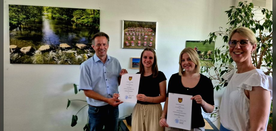 v.l.n.r. Erster Beigeordneter Marco Dörner, Jule Steinebach, Alexis Schupp und Bürgermeisterin Gabriele Greis