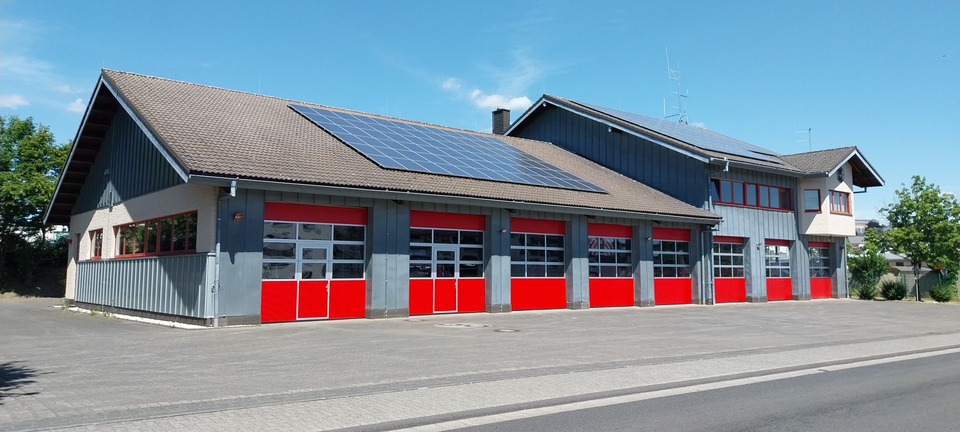 Foto der neuen Rolltore der FW Hachenburg