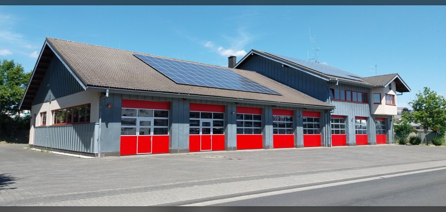 Foto der neuen Rolltore der FW Hachenburg