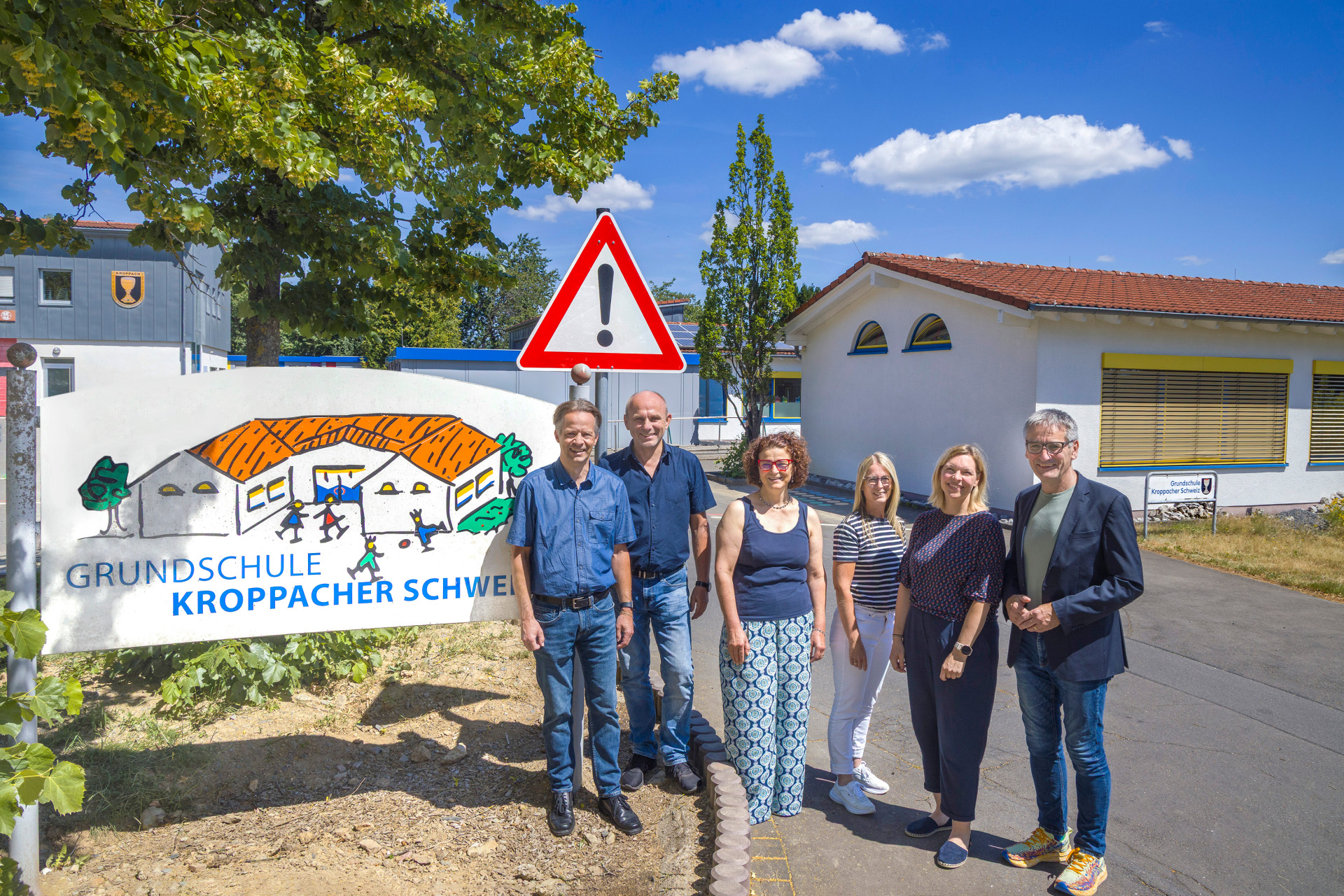 Gruppenfoto vor der Grundschule Kroppach
