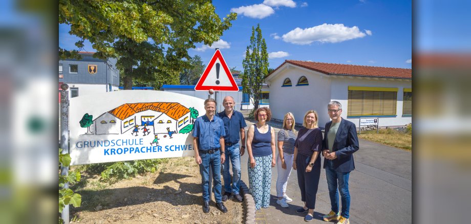 Gruppenfoto vor der Grundschule Kroppach