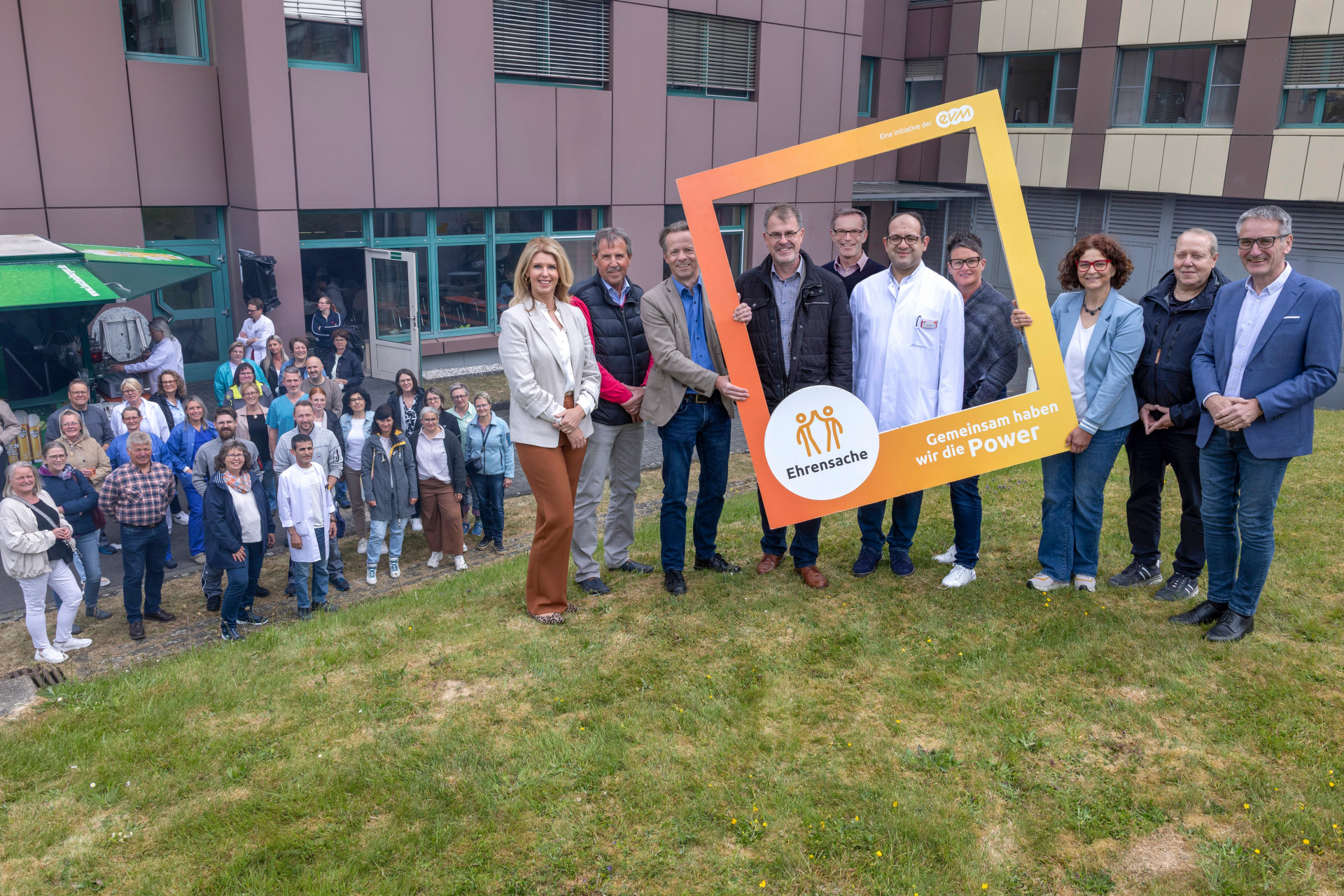 Norbert Rausch (evm) übergibt die Spende zusammen mit der Bürgermeisterin Gabriele Greis an die Vertreterinnen und Vertreter des Krankenhauses.