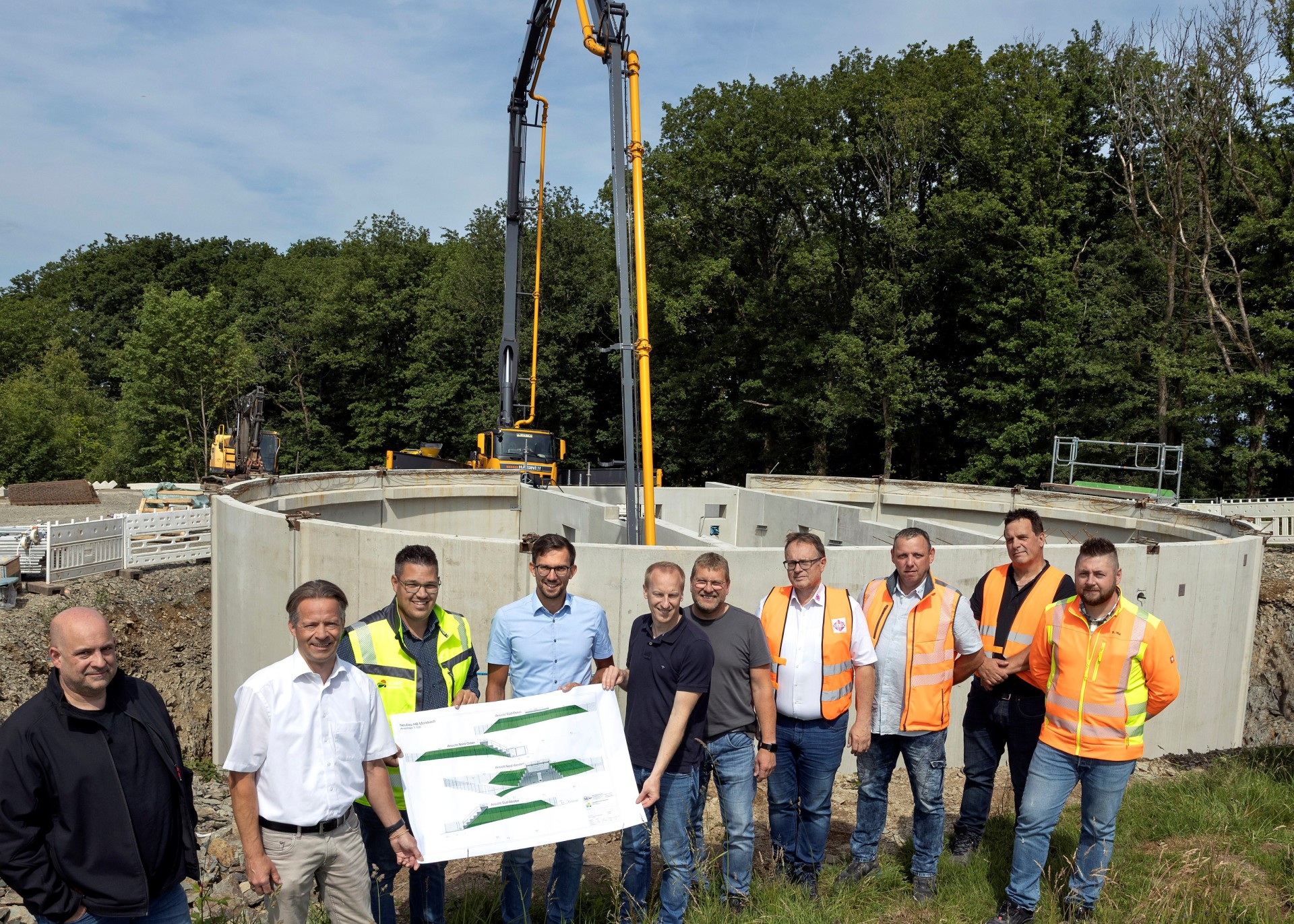 Foto vom Ersten Beigeordneten der Verbandsgemeinde Hachenburg Marco Dörner, Ortsbürgermeister Christian Winter, Vertreter der Verbandsgemeindewerke Hachenburg sowie der ausführenden Firmen Herzog Bau, Fuchs Fertigteilwerke, TWT Theis Wassertechnik und der Ingenieurgesellschaft Hof