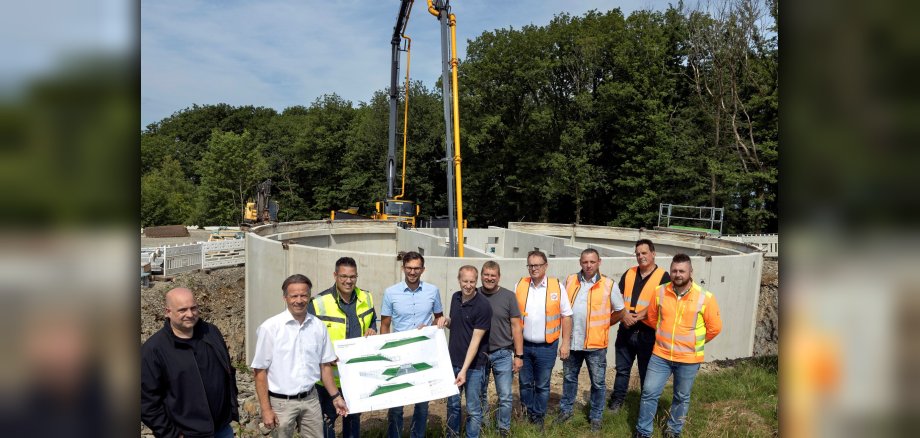 Foto vom Ersten Beigeordneten der Verbandsgemeinde Hachenburg Marco Dörner, Ortsbürgermeister Christian Winter, Vertreter der Verbandsgemeindewerke Hachenburg sowie der ausführenden Firmen Herzog Bau, Fuchs Fertigteilwerke, TWT Theis Wassertechnik und der Ingenieurgesellschaft Hof