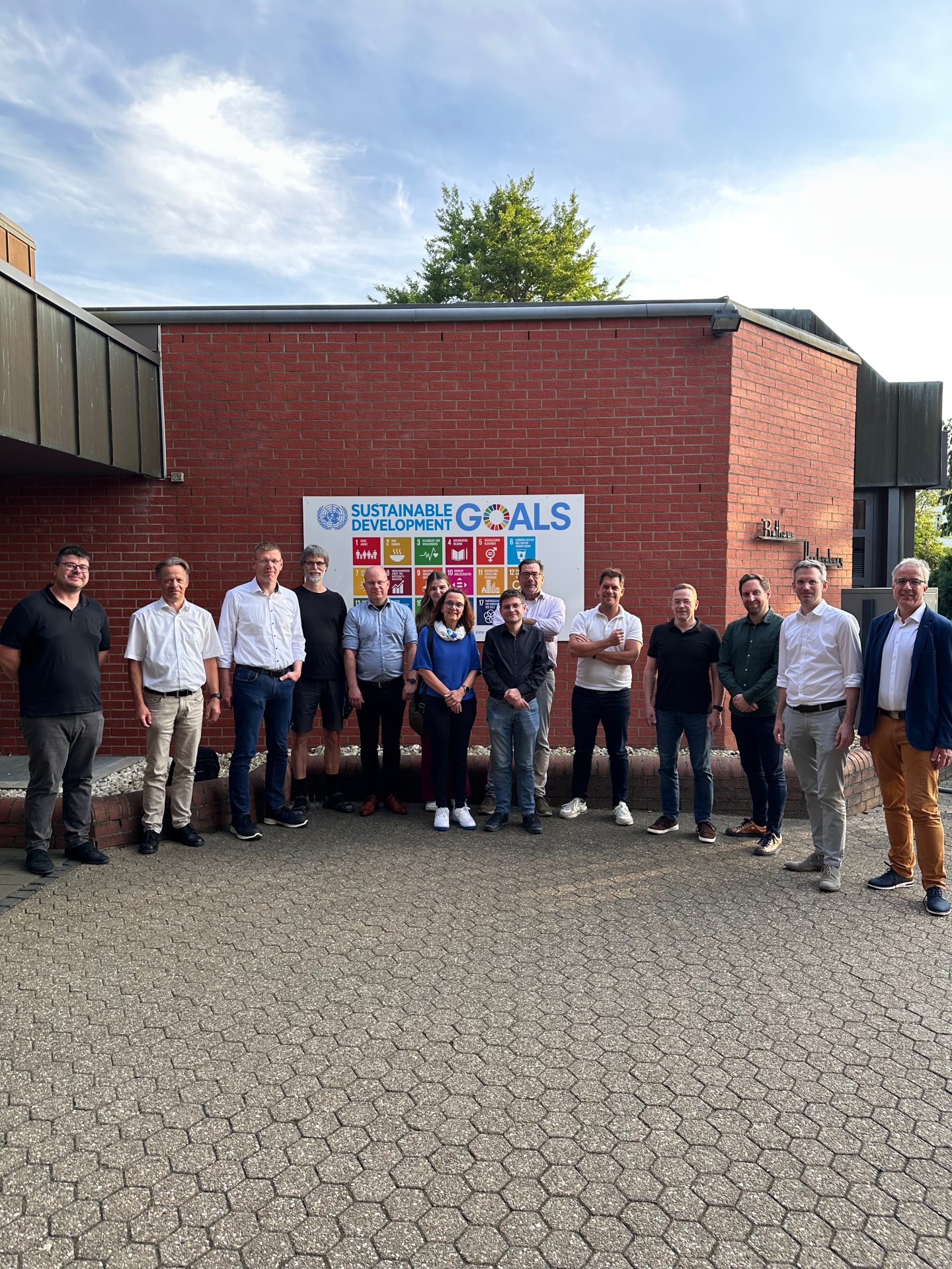 Gruppenfoto vor Verwaltung