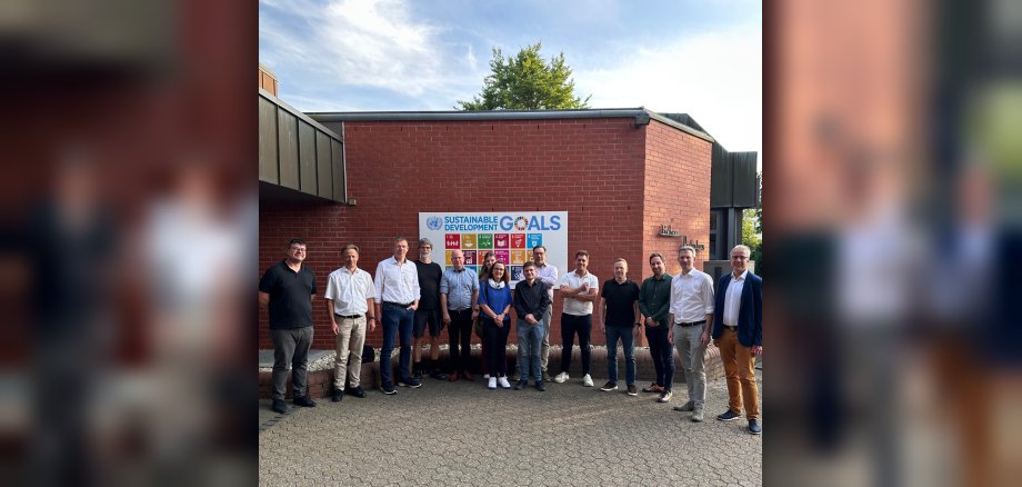 Gruppenfoto vor Verwaltung