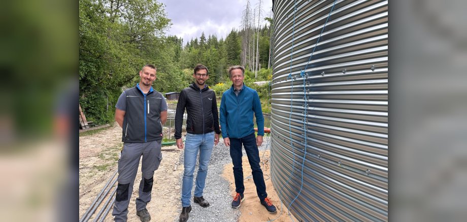 Gruppenfoto vor der Kläranlage Kroppach