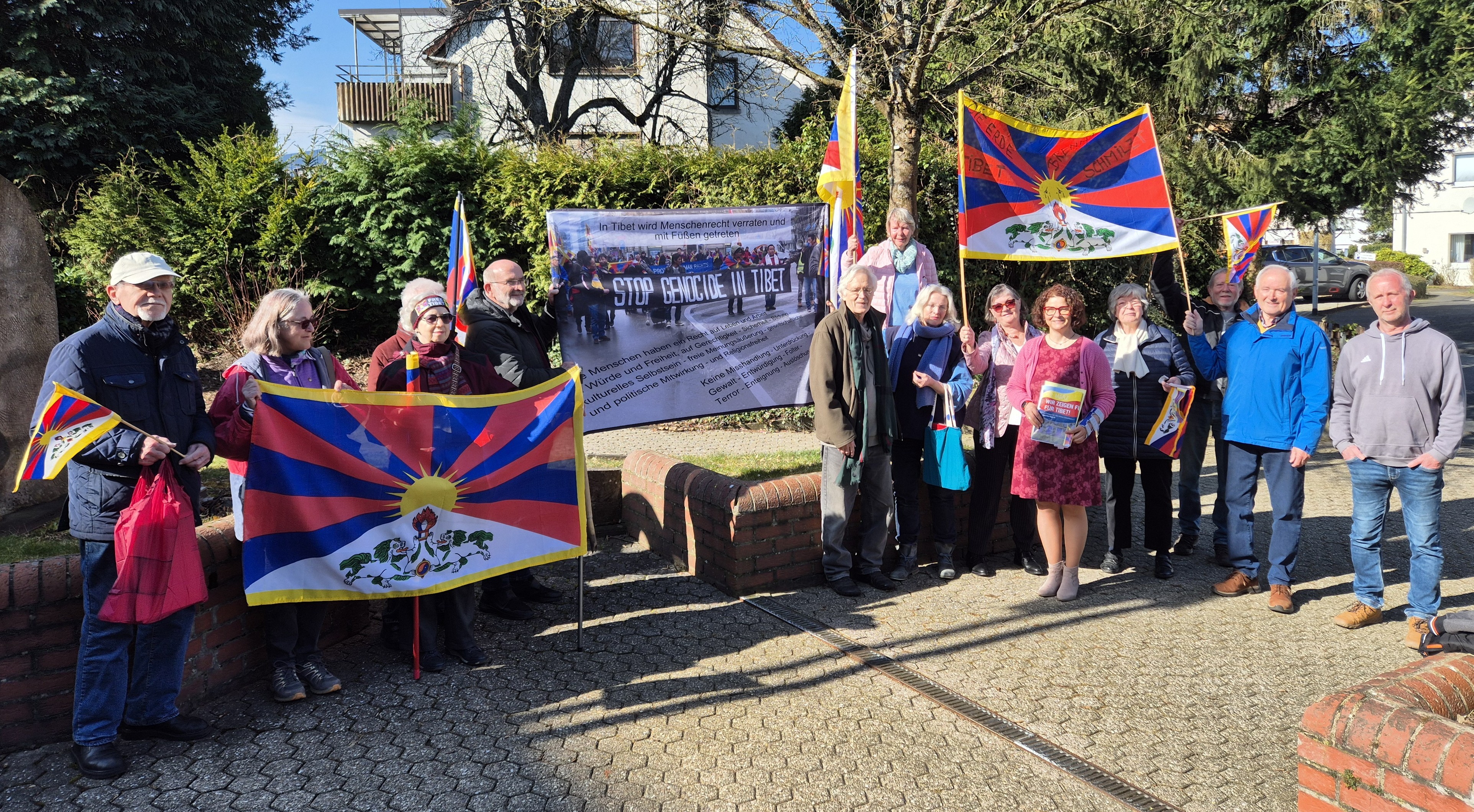 Gruppenfoto bei der Kampagne ʺFlagge zeigen für Tibetʺ