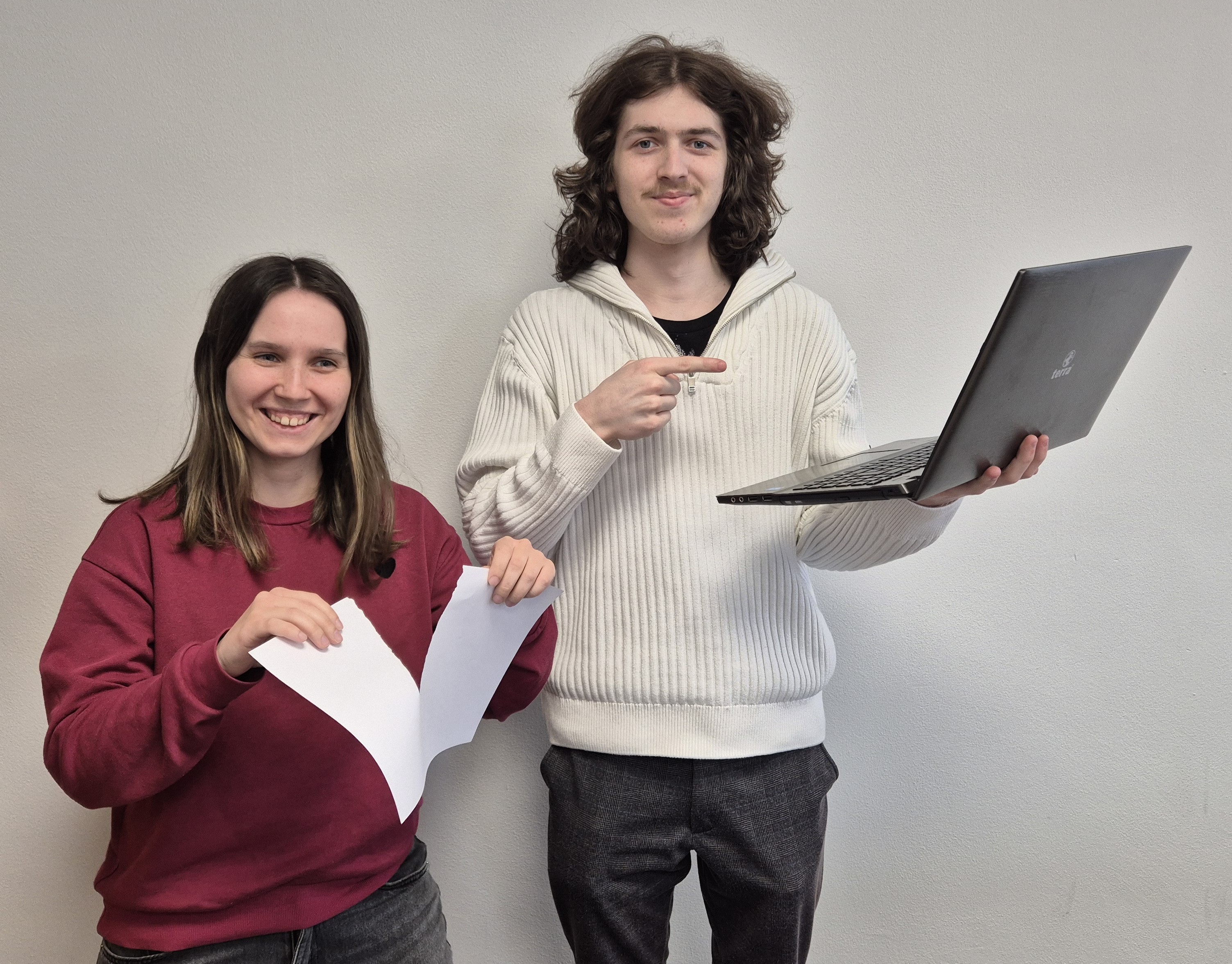 Auf dem Foto sind die Auszubildenden Jasmin Schmidt und Maximilian Schmidt zu sehen