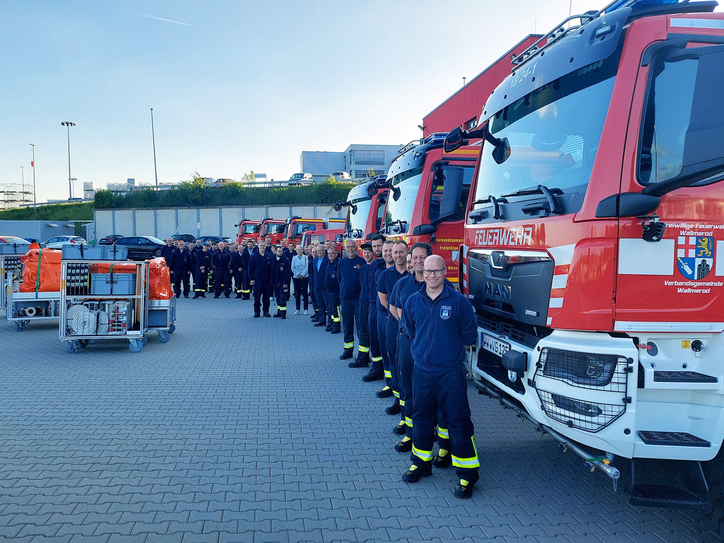 Die Einheiten der Waldbrandzüge Nord und Süd waren zur Übergabe der Rollcontainer nach Selters gekommen.