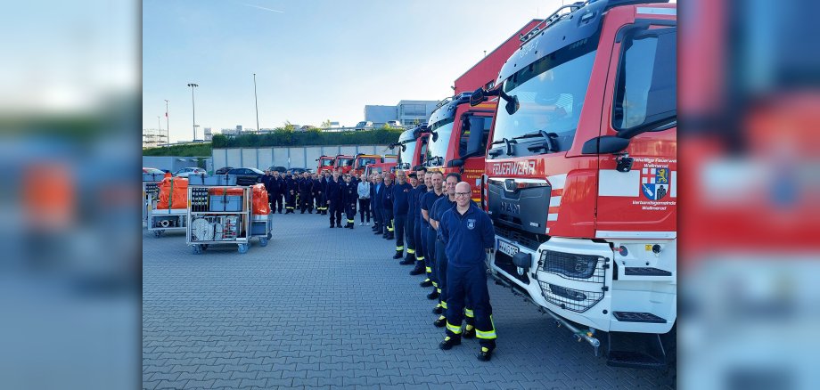Die Einheiten der Waldbrandzüge Nord und Süd waren zur Übergabe der Rollcontainer nach Selters gekommen.