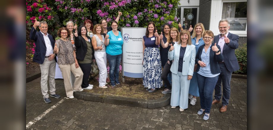 Gruppenbild Eröffnung Hebammenambulanz