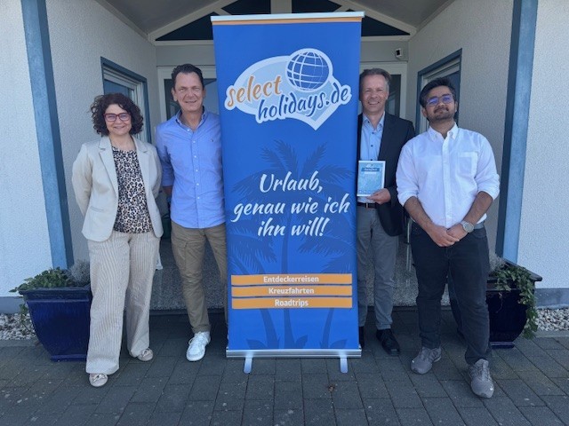 Foto von Bürgermeisterin Gabriele Greis, Erster Beigeordnete Marco Dörner und das Reiseunternehmen Select Holidays 