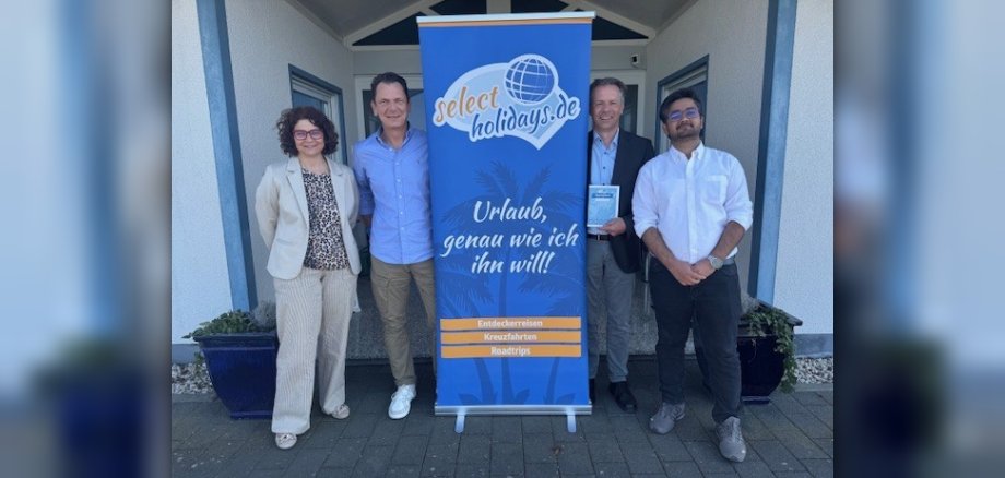 Foto von Bürgermeisterin Gabriele Greis, Erster Beigeordnete Marco Dörner und das Reiseunternehmen Select Holidays 