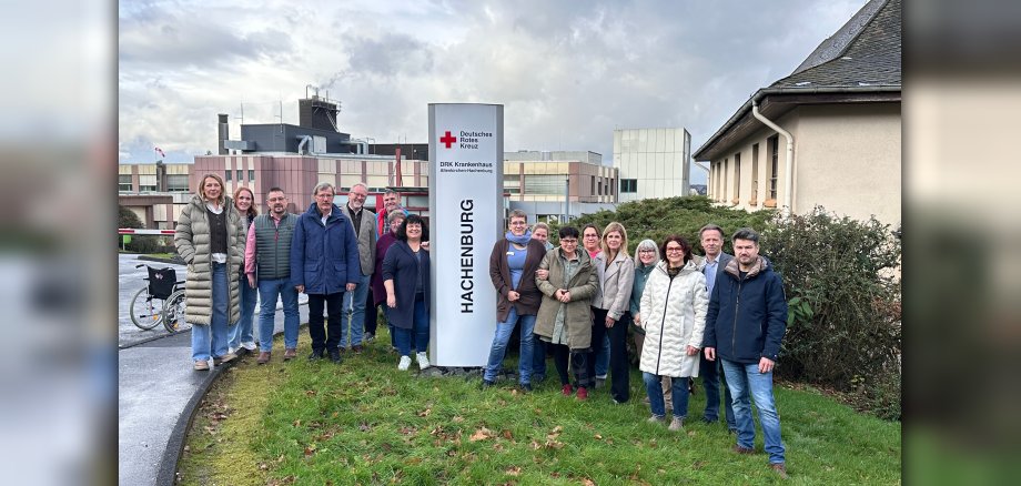 Gruppenbild vor dem Hachenburger Krankenhaus