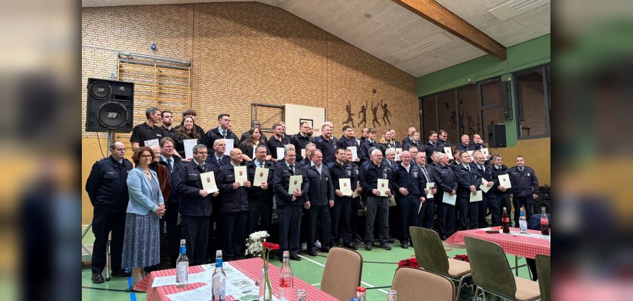 Gruppenbild von Feuerwehrangehörigen