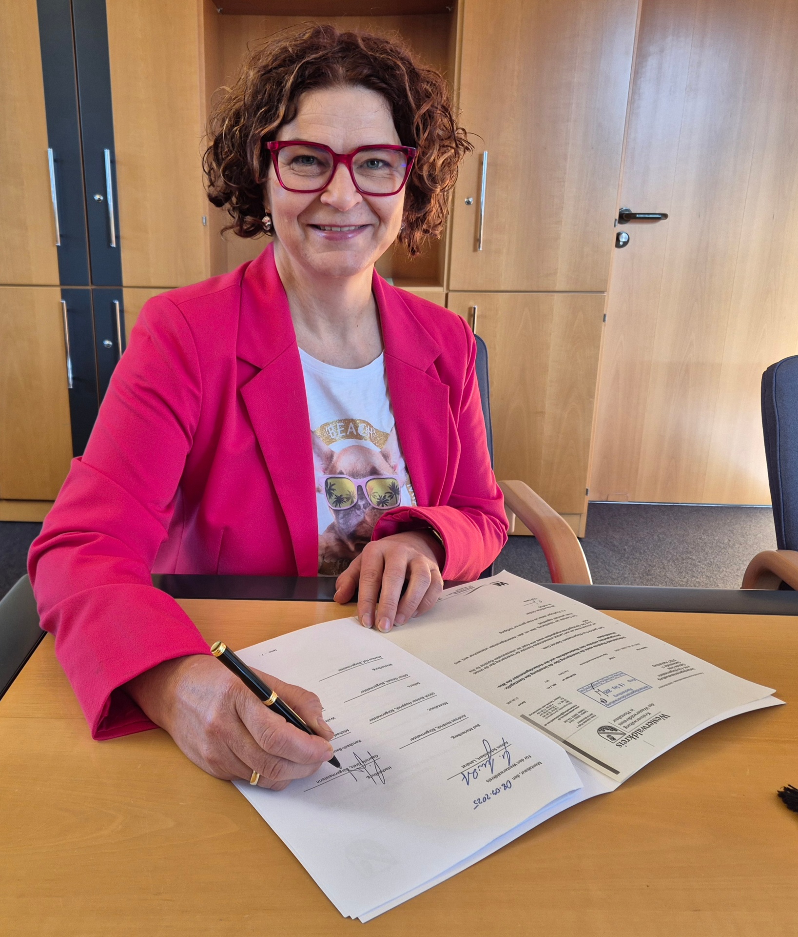 Bürgermeisterin Gabriele Greis sitzt an einem Schreibtisch in ihrem Büro