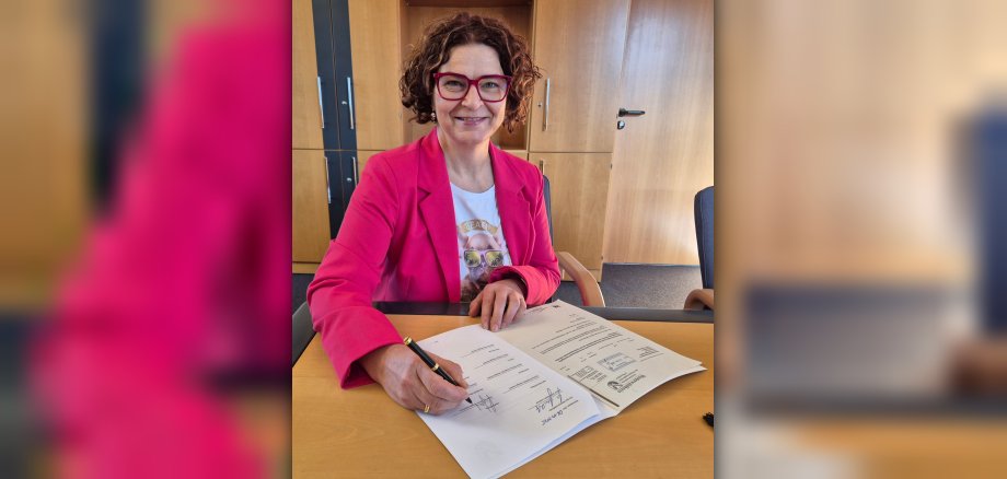 Bürgermeisterin Gabriele Greis sitzt an einem Schreibtisch in ihrem Büro