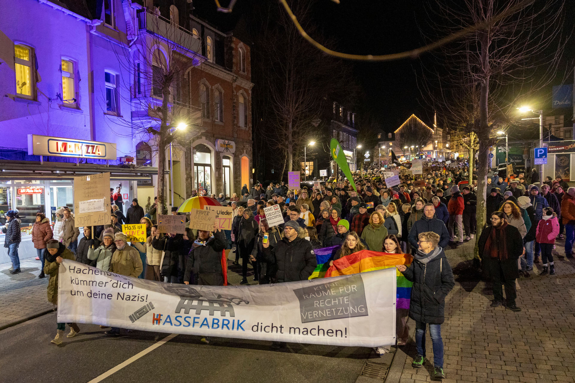 Viele Menschen bei einer Demonstration in Hachenburg