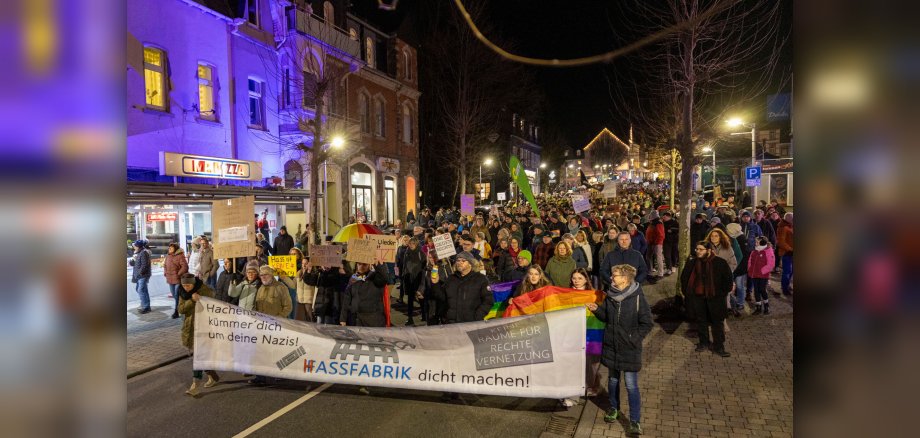 Viele Menschen bei einer Demonstration in Hachenburg
