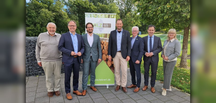 v.l.n.r.: Kurt Schüler, Vorsitzender des Beirates, Jens Güllering, stellvertretender Vorsitzender, Martin Gräf, Geschäftsführer, Manuel Seiler, designierter stellvertretender Vorsitzender, Volker Mendel, stellvertretender Vorsitzender, Marco Weißer, Vorsitzender, Christina Deimling-Klaus, Prokuristin