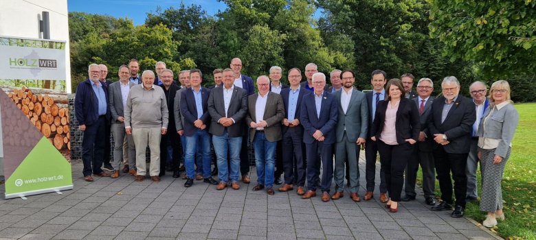 Volker Mendel, 10.v.r. im Kreise der 27 Gesellschaftervertreter und der Geschäftsführung