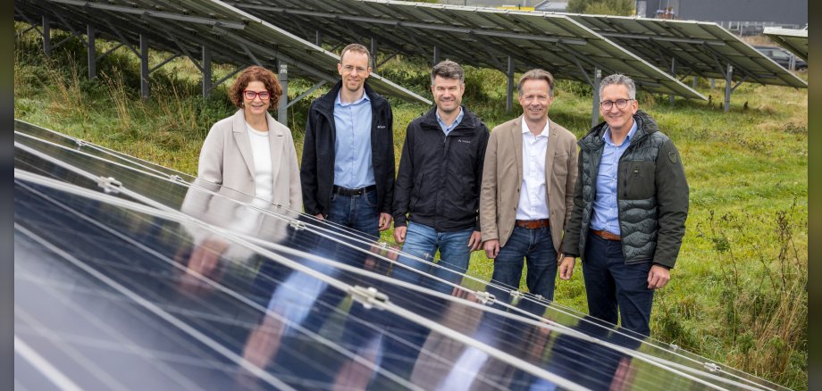 Bürgermeisterin Gabriele Greis (l.), Erster Beigeordneter Marco Dörner (2. v. r., beide VG Hachenburg) und Bürgermeister Stefan Leukel (mitte, Hachenburg) besichtigen gemeinsam mit Markus Behr (2. v. l.) und Dr. Steffen Weil (r.) von der evm den Hachenburger Solarpark.