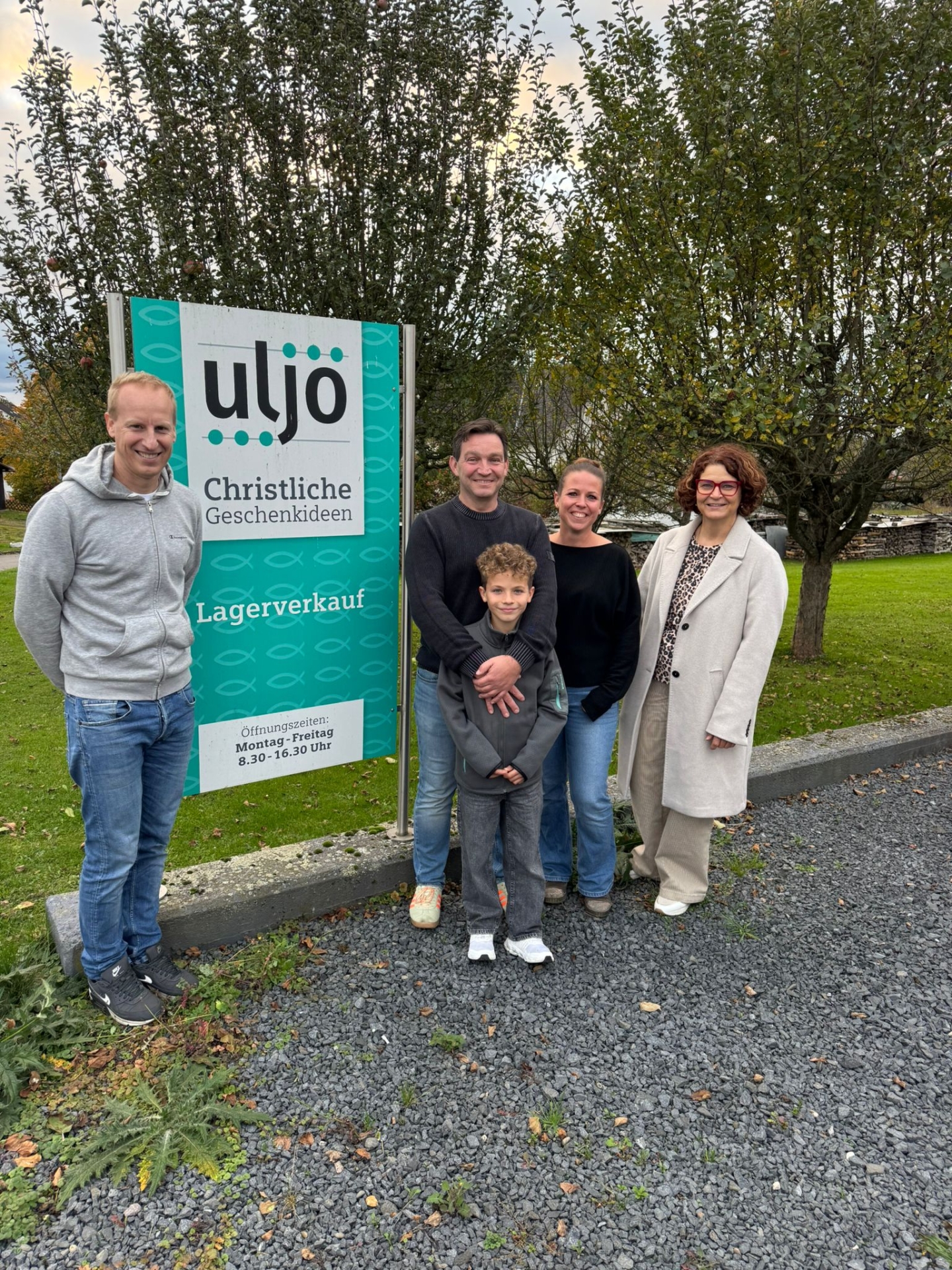 Inhaber Sascha König, Ehefrau Monika und Sohn Anton (mitte) freuen sich über den Unternehmensbesuch von Bürgermeisterin Gabriele Greis (VG, r.) und Ortsbürgermeister Christan Winter (Mörsbach, l.).
