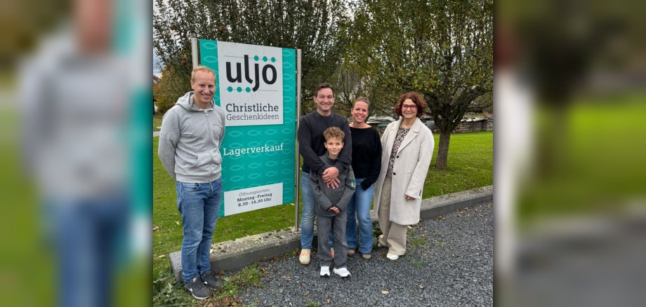 Inhaber Sascha König, Ehefrau Monika und Sohn Anton (mitte) freuen sich über den Unternehmensbesuch von Bürgermeisterin Gabriele Greis (VG, r.) und Ortsbürgermeister Christan Winter (Mörsbach, l.).