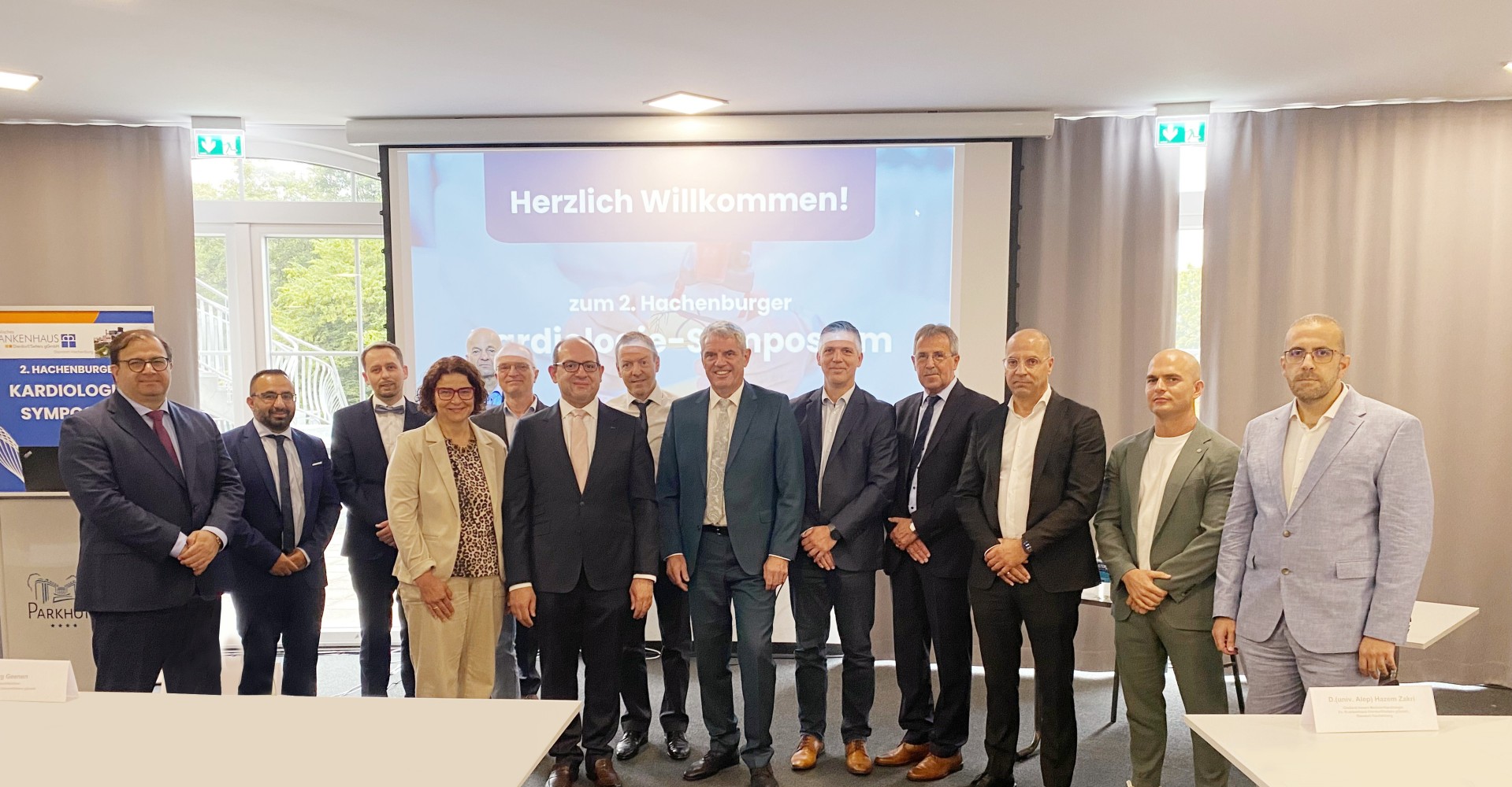 Referent:innen des 2. Hachenburger-Kardiologie Symposium sowie Vertreter der KHDS-Klinikleitung und D. (univ. alep) Hazem Zakri, Ärztlicher Direktor und Chefarzt der Inneren Medizin und Kardiologie und daneben Gabriele Greis, Bürgermeisterin der Verbandsgemeinde Hachenburg