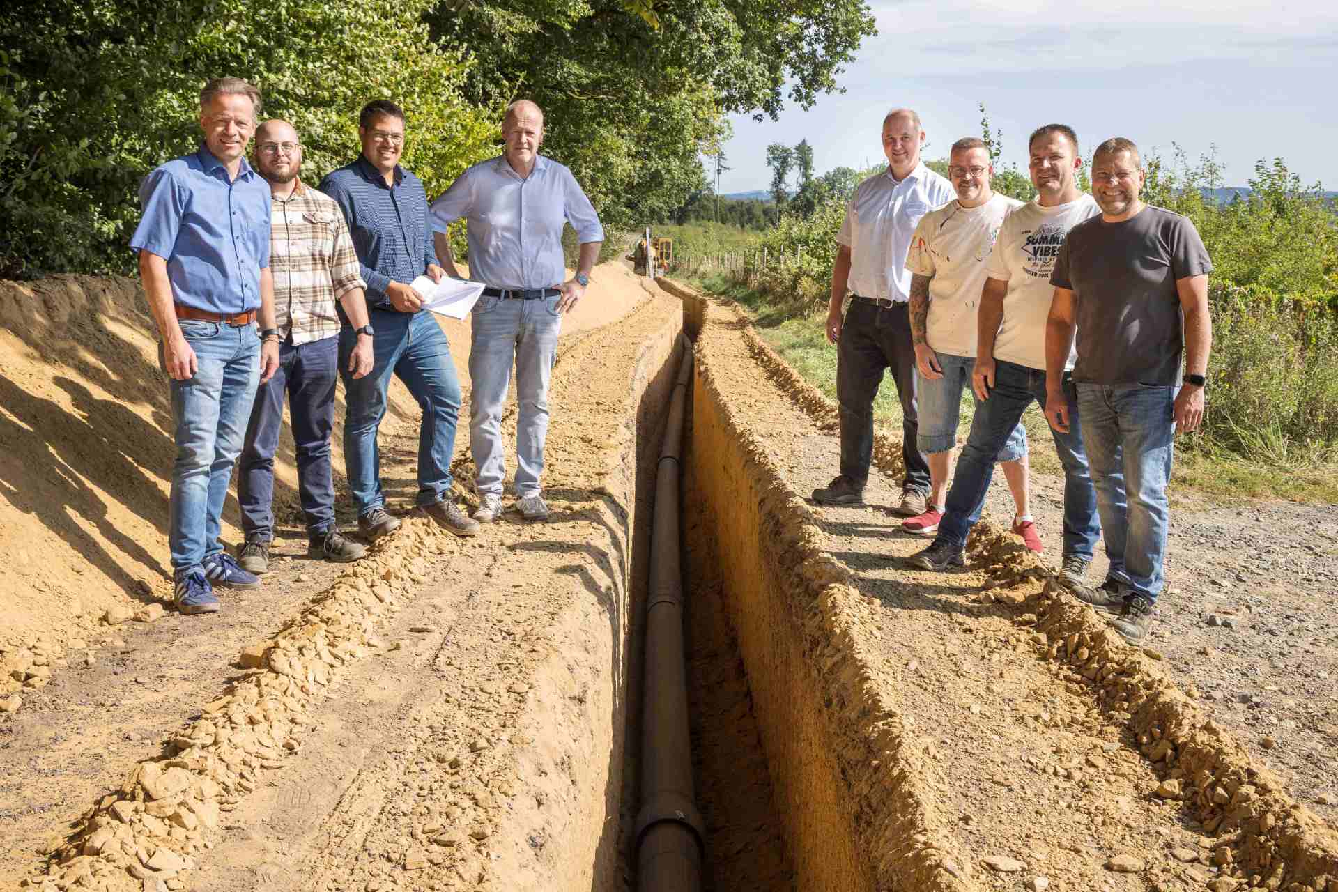 Gruppenfoto vor der Verbindungsleitung Berod, Borod und Wahlrod