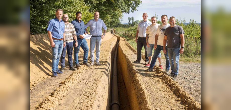 Gruppenfoto vor der Verbindungsleitung Berod, Borod und Wahlrod