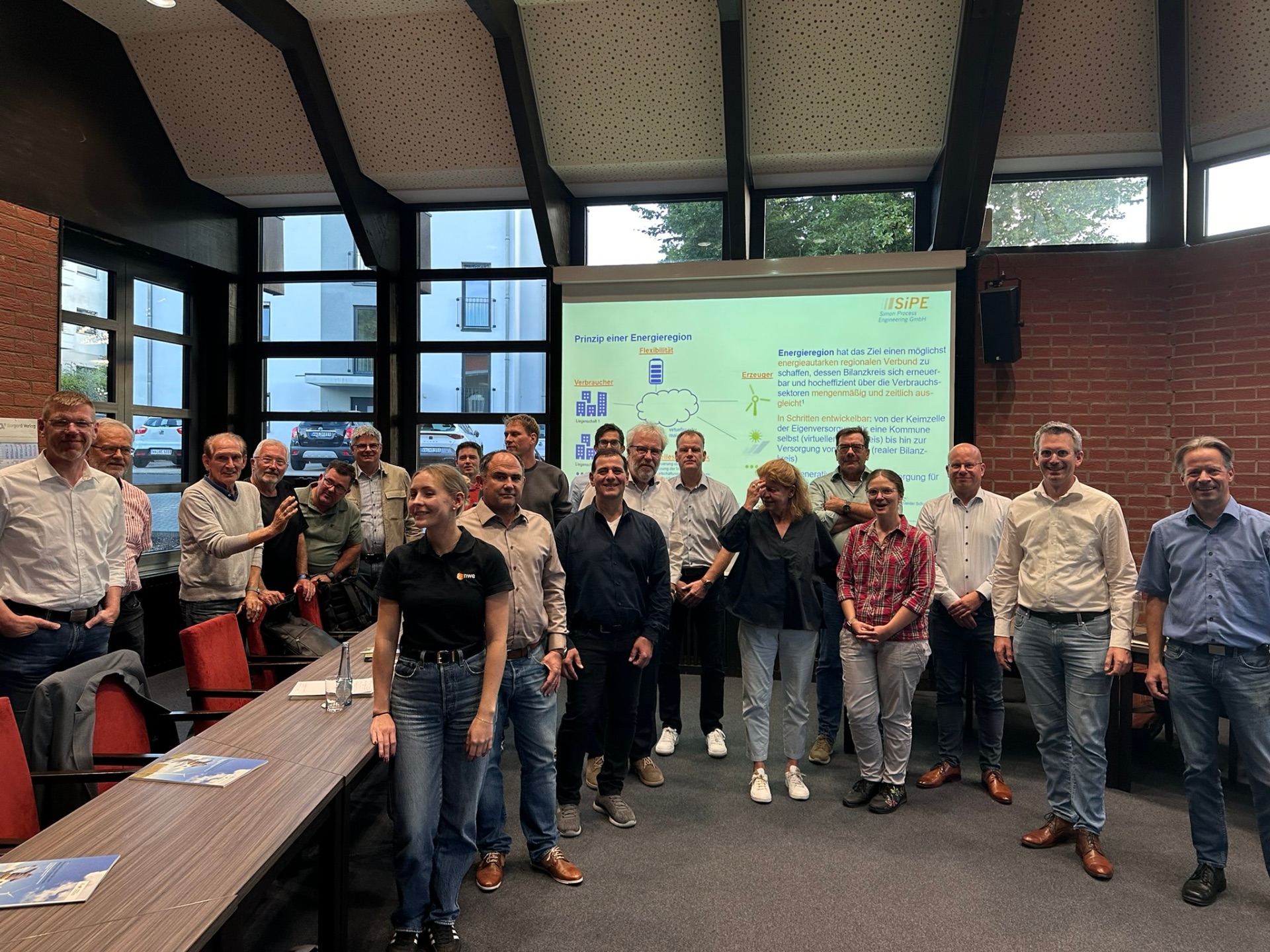 Ein Gruppenbild von zahlreichen Unternehmerinnen und Unternehmern des Hachenburger Westerwaldes im Sitzungssaal der Verbandsgemeinde Hachenburg