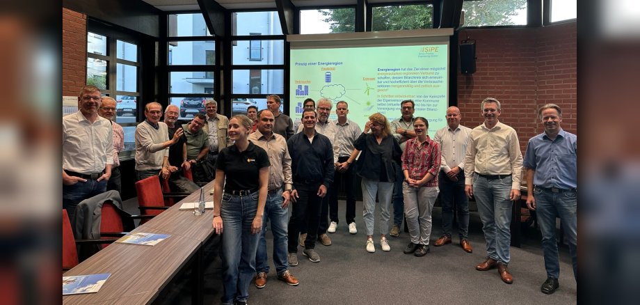 Ein Gruppenbild von zahlreichen Unternehmerinnen und Unternehmern des Hachenburger Westerwaldes im Sitzungssaal der Verbandsgemeinde Hachenburg