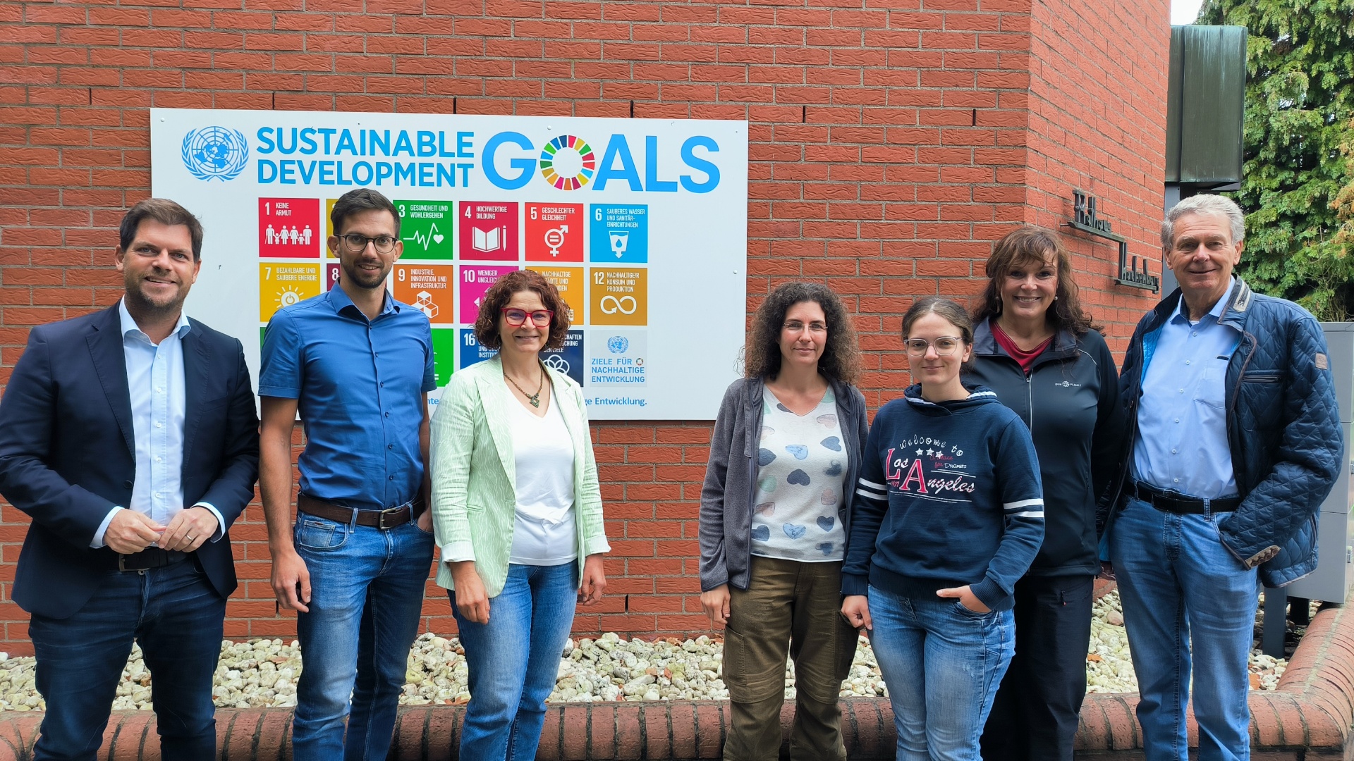 Gruppenfoto vor dem Verwaltungsgebäude der Verbandsgemeinde Hachenburg mit Mitarbeitern des Forstamtes Hachenburg und den Verbandsgemeindewerken Hachenburg