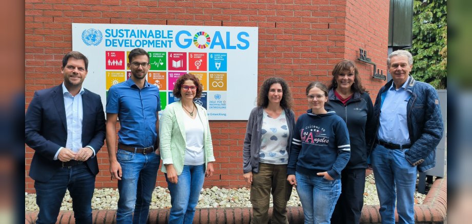 Gruppenfoto vor dem Verwaltungsgebäude der Verbandsgemeinde Hachenburg mit Mitarbeitern des Forstamtes Hachenburg und den Verbandsgemeindewerken Hachenburg
