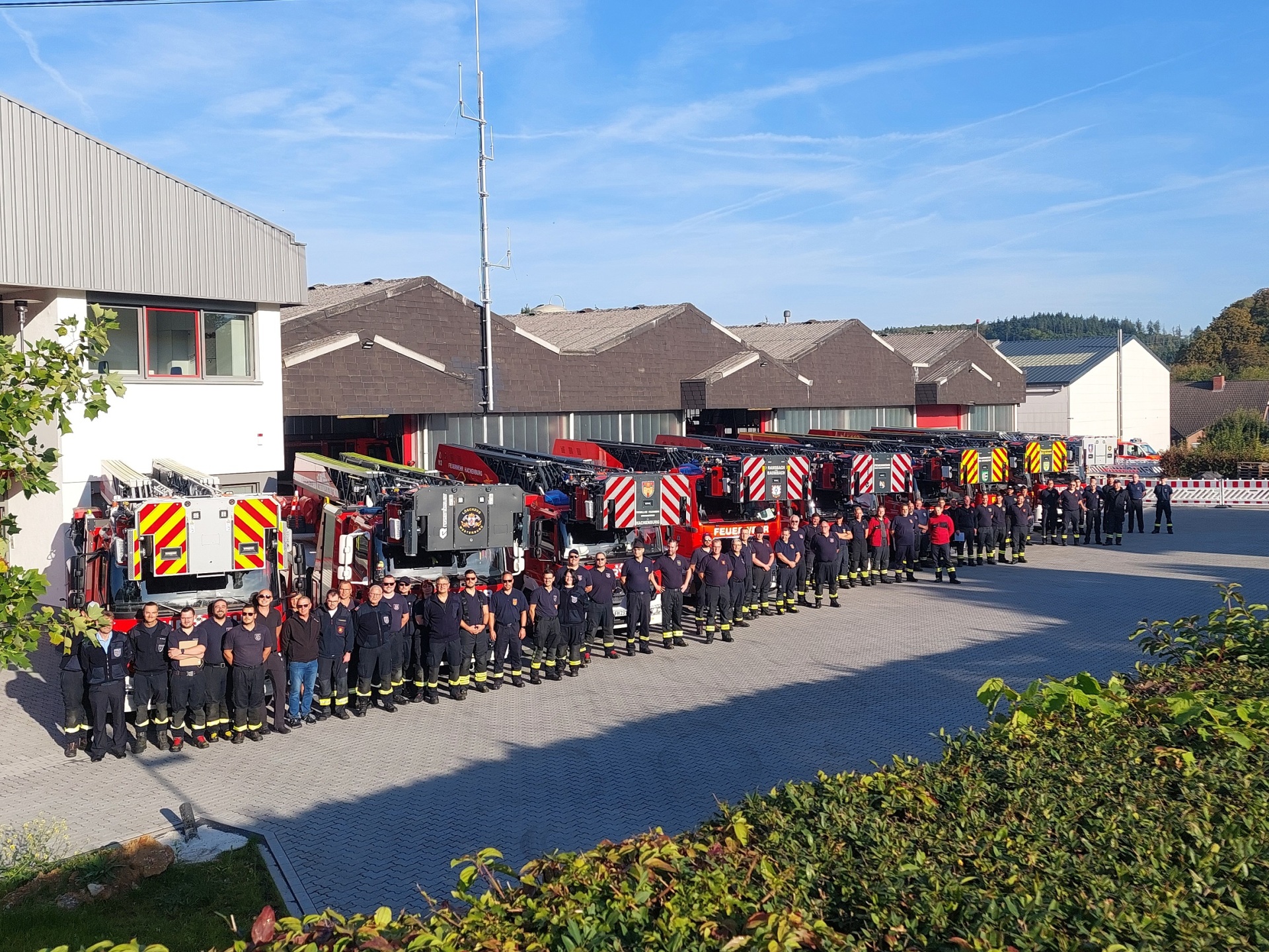 Acht Drehleitern samt Besatzung trafen sich an der Feuerwache in Ransbach-Baumbach zum vierten Drehleiterstammtisch